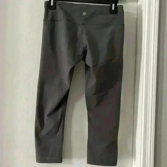 Lululemon crop legging - Picture 2 of 5